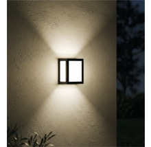 Lumină de perete pătrată pentru exterior pe un perete