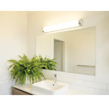 Baie luminoasă cu chiuvetă, oglindă și lampă alungită