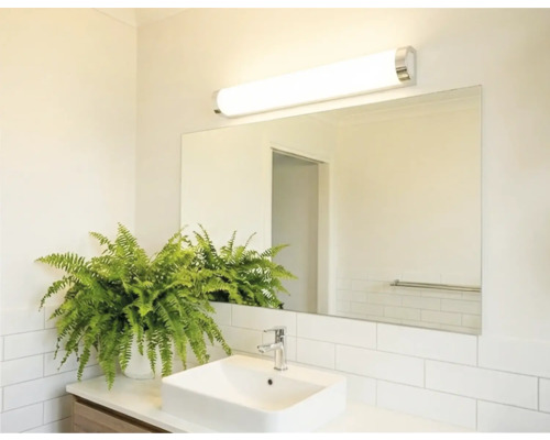 Baie luminoasă cu chiuvetă, oglindă și lampă alungită