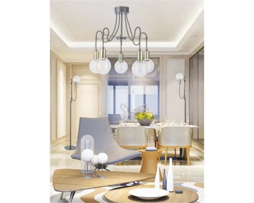 Living cu lampă suspendată, fotolii și masă de sufragerie pentru o atmosferă luminoasă și spațioasă.