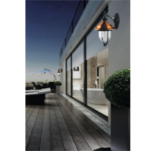 Spațiu exterior cu lampă de perete, terasă și vedere la baie