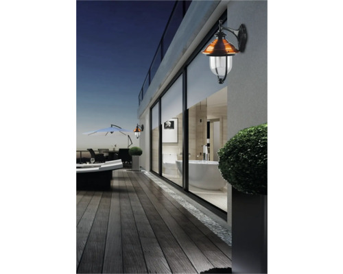 Spațiu exterior cu lampă de perete, terasă și vedere la baie