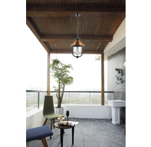 Spațiu exterior cu mobilier de grădină, lavoar și lampă suspendată