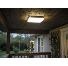 Lumină de plafon pătrată pe tavan de lemn pe o verandă.