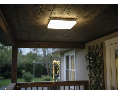 Lumină de plafon pătrată pe tavan de lemn pe o verandă.