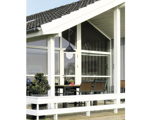 Terasa acoperită cu masă, scaune și lampă suspendată
