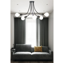 Living modern cu lampă suspendată neagră, canapea gri și perdele.