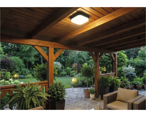 Terasa acoperită cu plafonieră și vedere la grădină