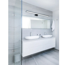 Baie modernă cu chiuvetă dublă, oglindă, iluminat și duș