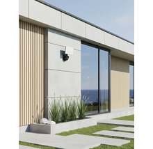 Exteriorul unei case moderne cu o lampă de exterior pe fațadă