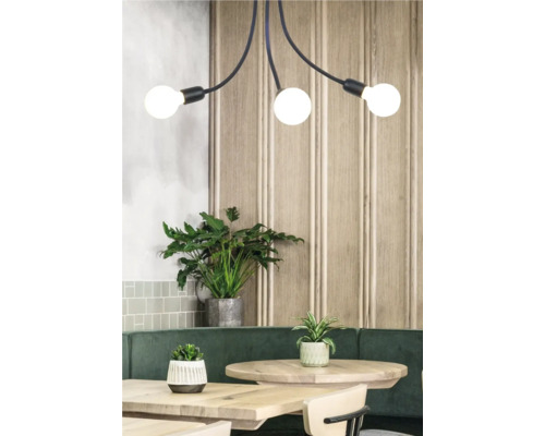 Scenă de interior cu lampă suspendată, mese din lemn, bancă și plante de interior