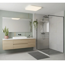 Baie modernă cu lavoar, oglindă, duș și plafonieră