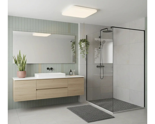 Baie modernă cu lavoar, oglindă, duș și plafonieră