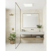 Baie cu duș, chiuvetă și oglindă într-un design luminos