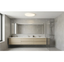 Baie luminoasă cu dulap de lavoar dublu, oglindă și cabină de duș.