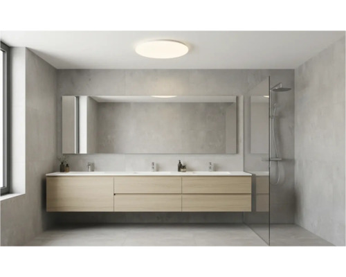 Baie luminoasă cu dulap de lavoar dublu, oglindă și cabină de duș.