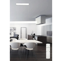 Lumină suspendată în sufragerie modernă cu telecomandă pentru controlul luminii.