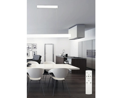 Lumină suspendată în sufragerie modernă cu telecomandă pentru controlul luminii.