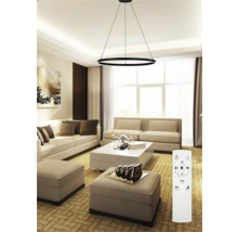 Lustr într-un living cu telecomandă