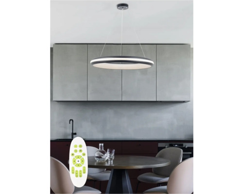 Lumină suspendată circulară cu LED deasupra unei mese de sufragerie într-un ambient modern de bucătărie, cu telecomandă pentru controlul iluminatului.