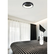 Plafonieră și telecomandă într-un dormitor