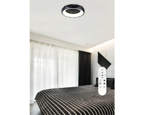 Plafonieră și telecomandă într-un dormitor