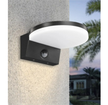 Lumină de perete cu senzor de mișcare pe un perete exterior