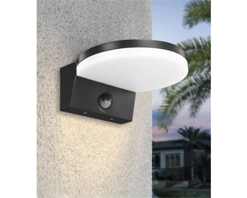 Lumină de perete cu senzor de mișcare pe un perete exterior