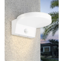 Lumină albă de exterior cu detector de mișcare montată pe un perete