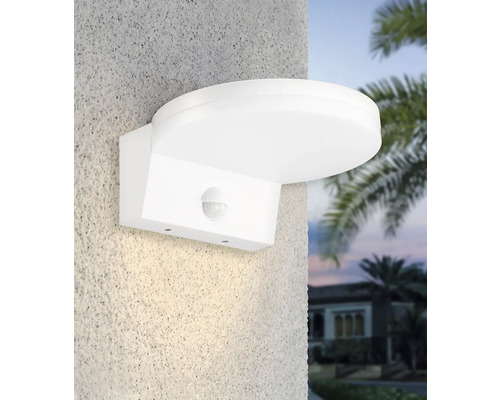 Lumină albă de exterior cu detector de mișcare montată pe un perete