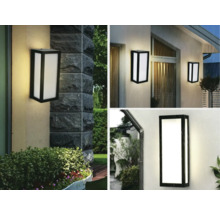 Mai multe vederi ale unei lămpi de perete exterioare dreptunghiulare