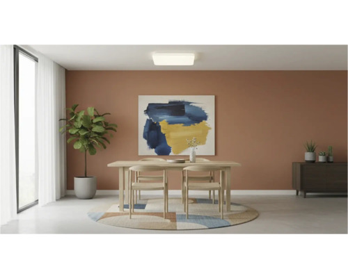 Sufragerie luminoasă cu masă din lemn, scaune și plafonieră.