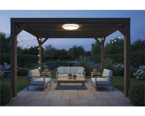 Pergolă cu mobilier de grădină, plafonieră și ghirlandă luminoasă în grădină la amurg.