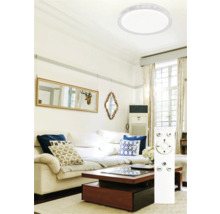 Plafonieră într-un living cu telecomandă