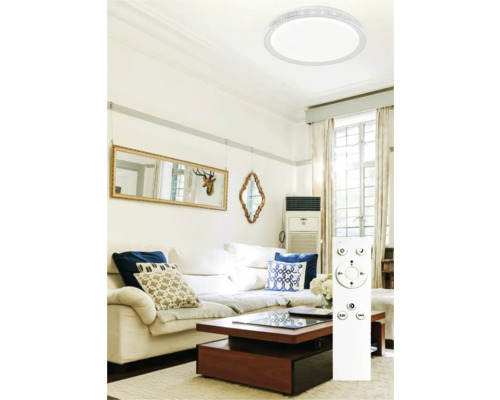 Plafonieră într-un living cu telecomandă