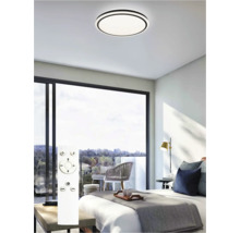 Plafonieră rotundă cu telecomandă într-un dormitor.