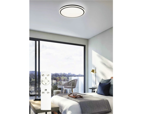 Plafonieră rotundă cu telecomandă într-un dormitor.