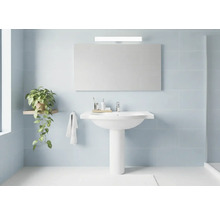 Baie luminoasă cu chiuvetă, oglindă, plantă și prosop