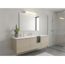 Baie modernă cu lavoar, oglindă și duș