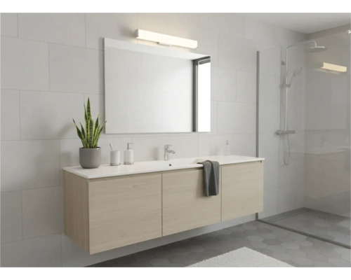 Baie modernă cu lavoar, oglindă și duș