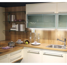 Scenă de bucătărie cu chiuvetă, robinet, blat și ustensile de bucătărie