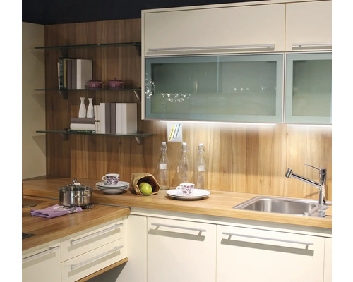 Scenă de bucătărie cu chiuvetă, robinet, blat și ustensile de bucătărie