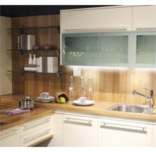 Scenă de bucătărie cu chiuvetă, blat de lucru și dulapuri superioare