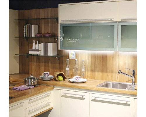 Scenă de bucătărie cu chiuvetă, blat de lucru și dulapuri superioare