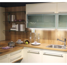 Bucătărie cu chiuvetă, robinet, oală și vase pe blat