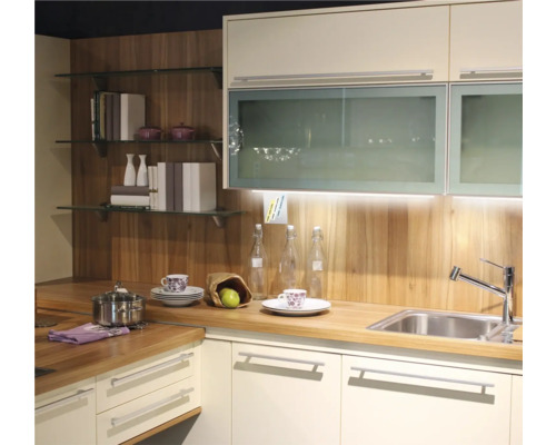 Bucătărie cu chiuvetă, robinet, oală și vase pe blat