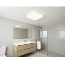 Baie modernă cu lavoar, oglindă, duș și plafonieră