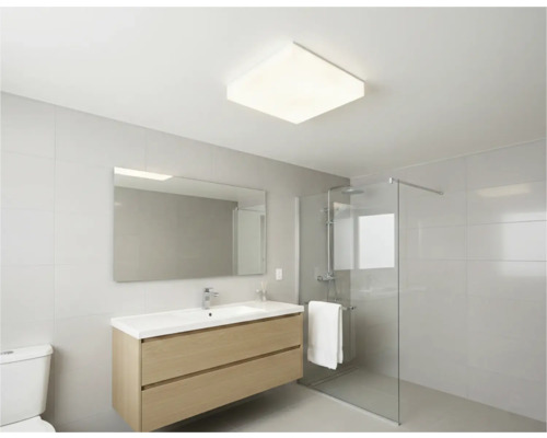 Baie modernă cu lavoar, oglindă, duș și plafonieră