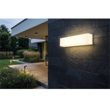 Fațadă modernă de casă cu lampă de perete dreptunghiulară