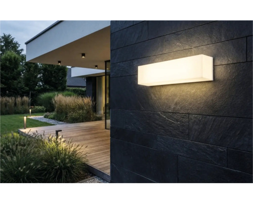 Fațadă modernă de casă cu lampă de perete dreptunghiulară